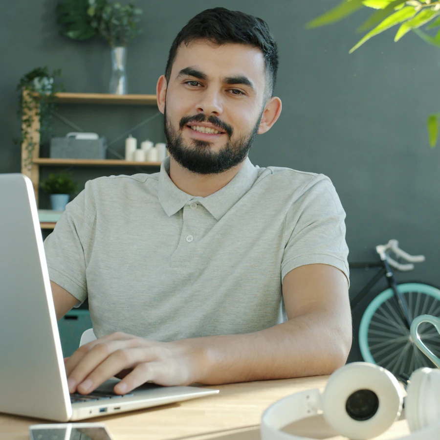Peserta Avelora mengerjakan asesmen di laptop
